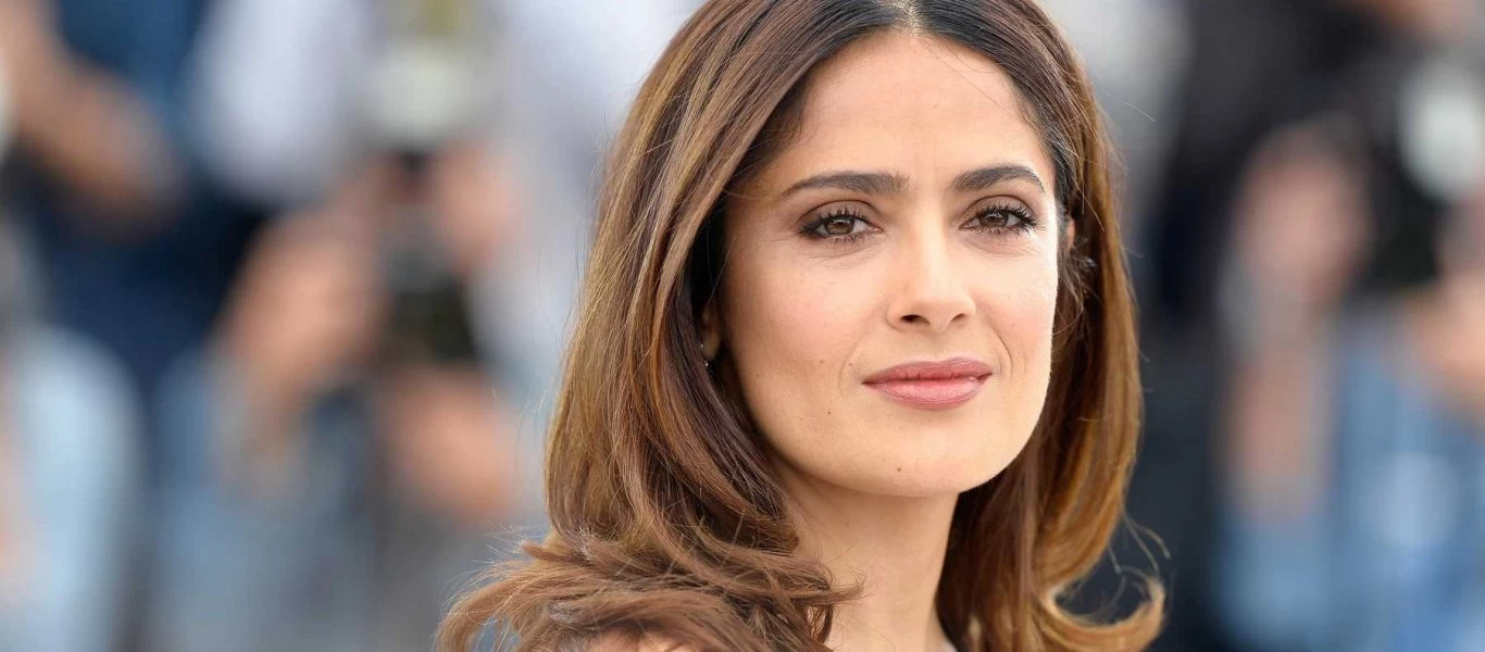 Salma Hayek: Ξαπλώνει στην άμμο στα 52 της και «τρελαίνει» τους followers της (φωτο)